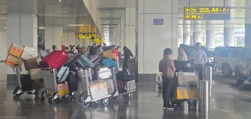 Mở các tuyến buýt kết nối với 2 sân bay và xe thí điểm biến thành xe buýt