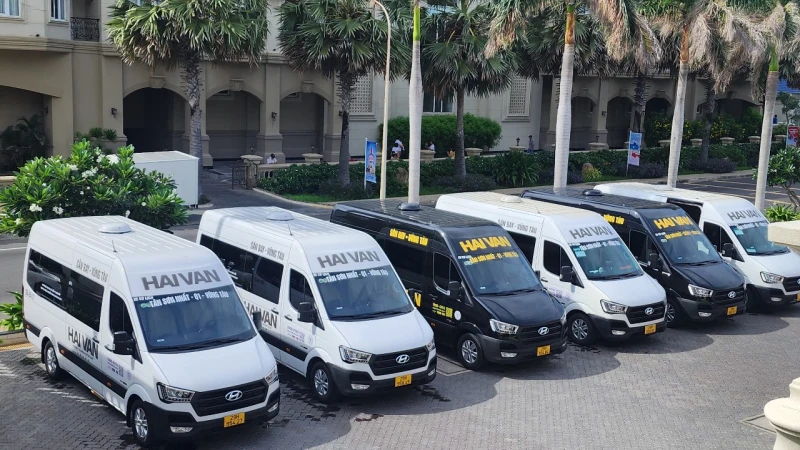 Mở các tuyến buýt kết nối với 2 sân bay và xe thí điểm biến thành xe buýt
