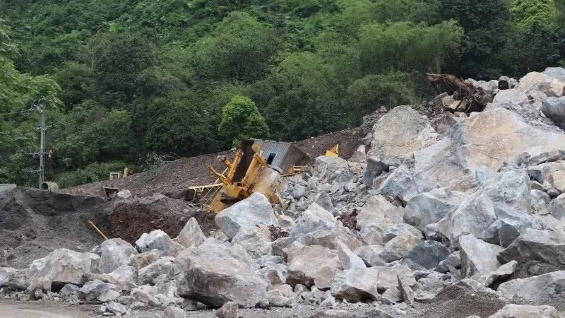 Mỏ đá sạt lở, vùi lấp nhiều máy móc ở Thái Nguyên Mỏ đá sạt lở, vùi lấp nhiều máy móc ở Thái Nguyên
