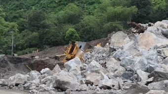 Mỏ đá sạt lở, vùi lấp nhiều máy móc ở Thái Nguyên