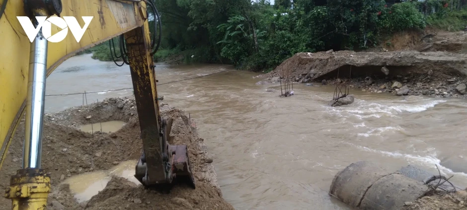 Mở đường tạm băng núi để hơn 2.200 cử tri vùng núi Đà Nẵng đi bầu cử Mở đường tạm băng núi để hơn 2.200 cử tri vùng núi Đà Nẵng đi bầu cử
