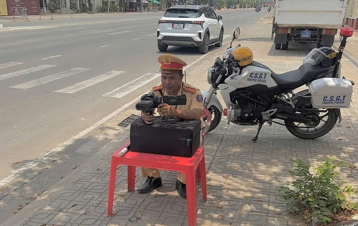 Mô hình hình nộm CSGT “bắn tốc độ” ở Tây Ninh nhận lời khen từ cộng đồng mạng Mô hình hình nộm CSGT “bắn tốc độ” ở Tây Ninh nhận lời khen từ cộng đồng mạng