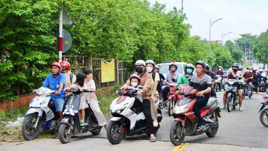Mở lại đường bộ cầu Ghềnh ở Đồng Nai sau sự cố sà lan va chạm