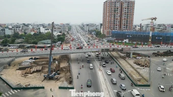 Mở rộng rào chắn phục vụ thi công dự án hầm chui Cổ Linh