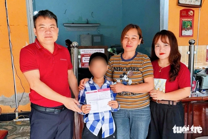 Mở sổ tiết kiệm 200 triệu đồng cho bé trai nghi bị bạo hành Mở sổ tiết kiệm 200 triệu đồng cho bé trai nghi bị bạo hành