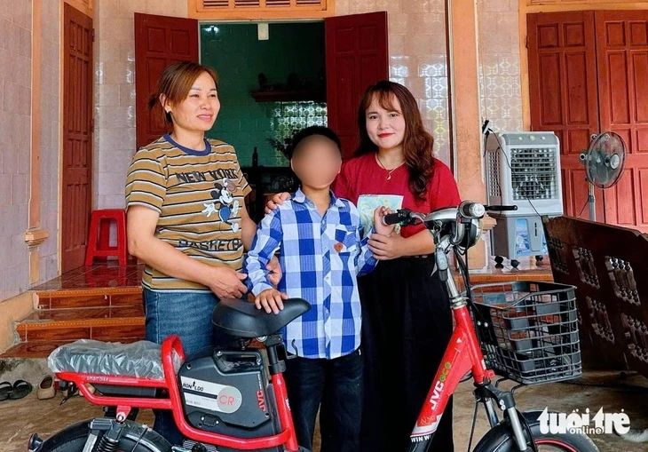 Mở sổ tiết kiệm 200 triệu đồng cho bé trai nghi bị bạo hành Mở sổ tiết kiệm 200 triệu đồng cho bé trai nghi bị bạo hành