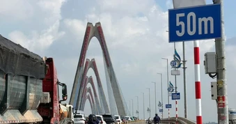 Mốc khoảng cách trên cầu Nhật Tân để hướng dẫn, cảnh báo, không xử phạt