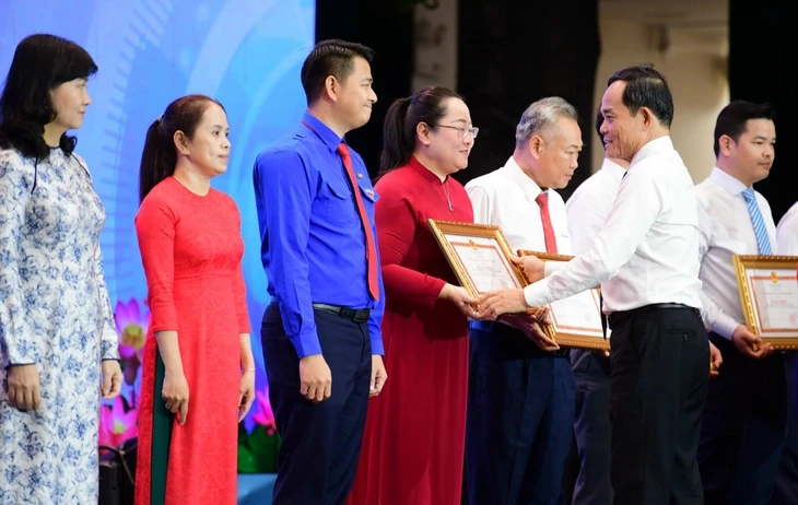Mỗi người như bông hoa đẹp để cả thành phố là một vườn hoa Mỗi người như bông hoa đẹp để cả thành phố là một vườn hoa