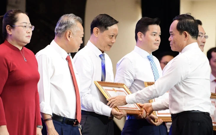 Mỗi người như bông hoa đẹp để cả thành phố là một vườn hoa Mỗi người như bông hoa đẹp để cả thành phố là một vườn hoa
