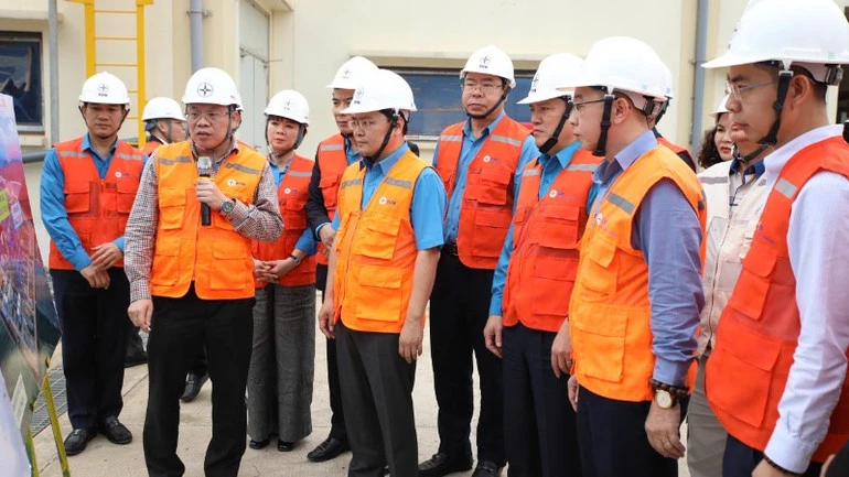 Món quà tinh thần tặng người lao động tại các Dự án thuộc Trung tâm Điện lực Quảng Trạch Món quà tinh thần tặng người lao động tại các Dự án thuộc Trung tâm Điện lực Quảng Trạch
