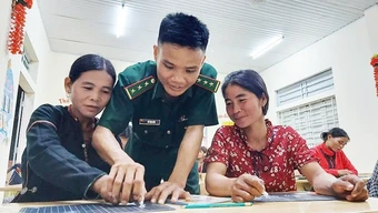 Mong viết được tên mình trên giấy