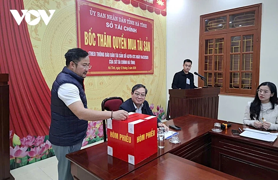 Một doanh nghiệp Nghệ An trúng quyền mua gần 30kg vàng lậu bị thu giữ ở Hà Tĩnh Một doanh nghiệp Nghệ An trúng quyền mua gần 30kg vàng lậu bị thu giữ ở Hà Tĩnh