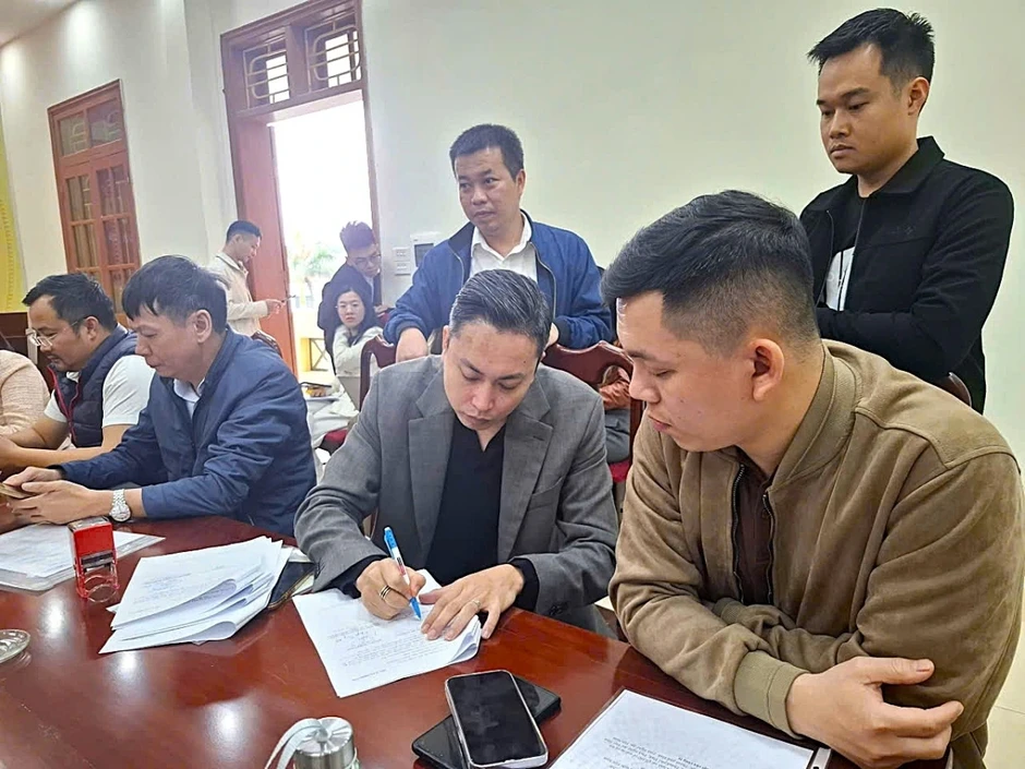 Một doanh nghiệp Nghệ An trúng quyền mua gần 30kg vàng lậu bị thu giữ ở Hà Tĩnh Một doanh nghiệp Nghệ An trúng quyền mua gần 30kg vàng lậu bị thu giữ ở Hà Tĩnh
