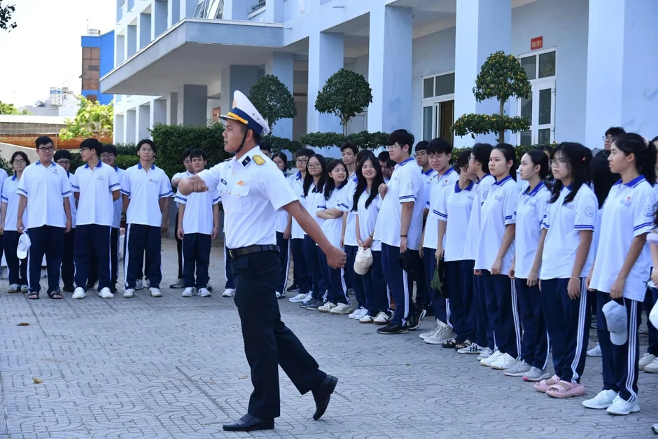 Một ngày làm lính biển của thầy trò trường THPT chuyên Lê Quý Đôn (TP Hồ Chí Minh) Một ngày làm lính biển của thầy trò trường THPT chuyên Lê Quý Đôn (TP Hồ Chí Minh)