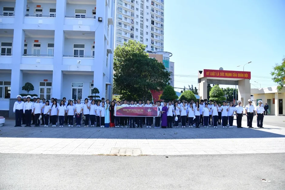 Một ngày làm lính biển của thầy trò trường THPT chuyên Lê Quý Đôn (TP Hồ Chí Minh) Một ngày làm lính biển của thầy trò trường THPT chuyên Lê Quý Đôn (TP Hồ Chí Minh)