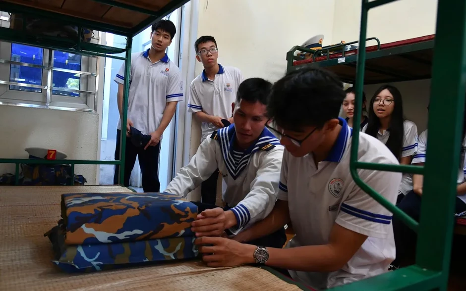 Một ngày làm lính biển của thầy trò trường THPT chuyên Lê Quý Đôn (TP Hồ Chí Minh) Một ngày làm lính biển của thầy trò trường THPT chuyên Lê Quý Đôn (TP Hồ Chí Minh)