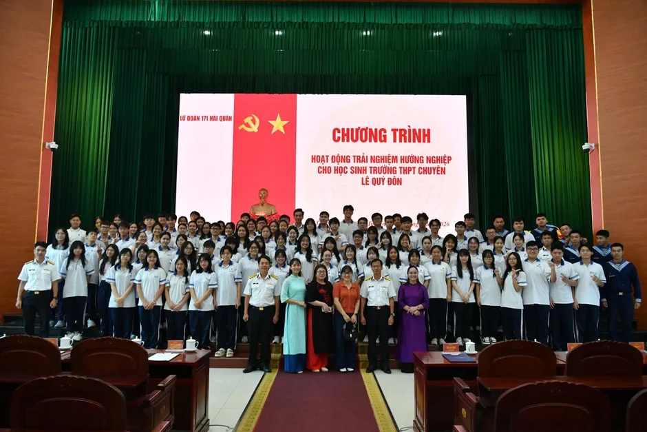 Một ngày làm lính biển của thầy trò trường THPT chuyên Lê Quý Đôn (TP Hồ Chí Minh) Một ngày làm lính biển của thầy trò trường THPT chuyên Lê Quý Đôn (TP Hồ Chí Minh)
