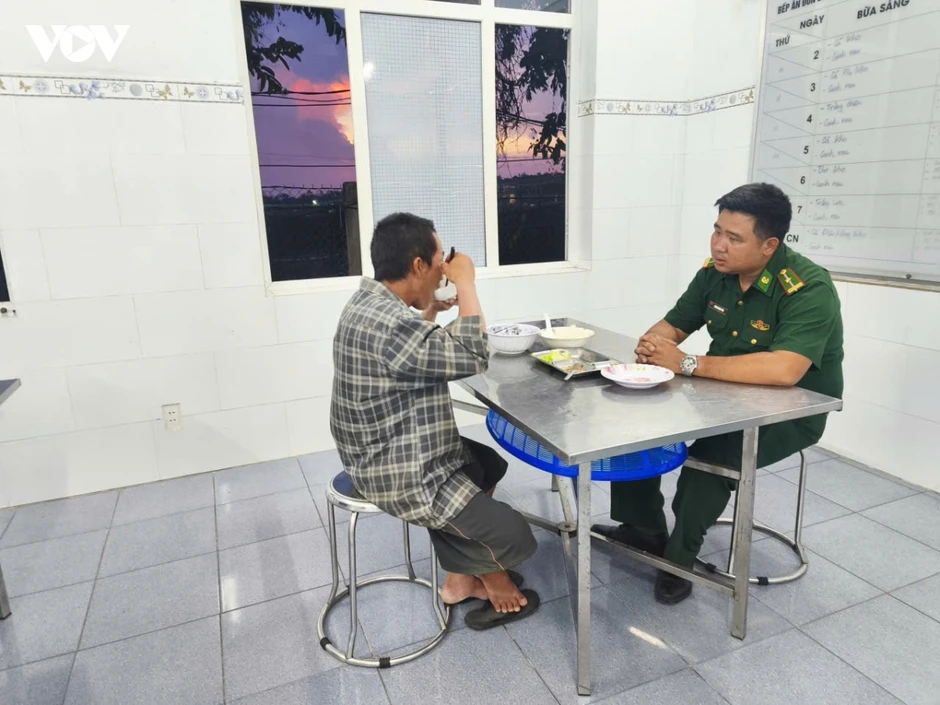 Một ngư dân Cần Thơ bị nạn trên biển được cứu sống Một ngư dân Cần Thơ bị nạn trên biển được cứu sống