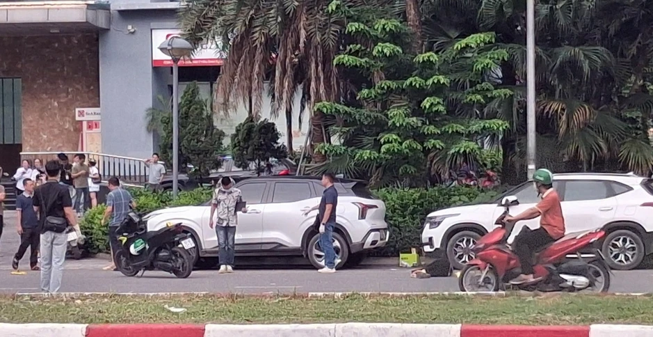 Một người phụ nữ tử vong sau va chạm giao thông trên đường Xuân Tảo, Hà Nội Một người phụ nữ tử vong sau va chạm giao thông trên đường Xuân Tảo, Hà Nội