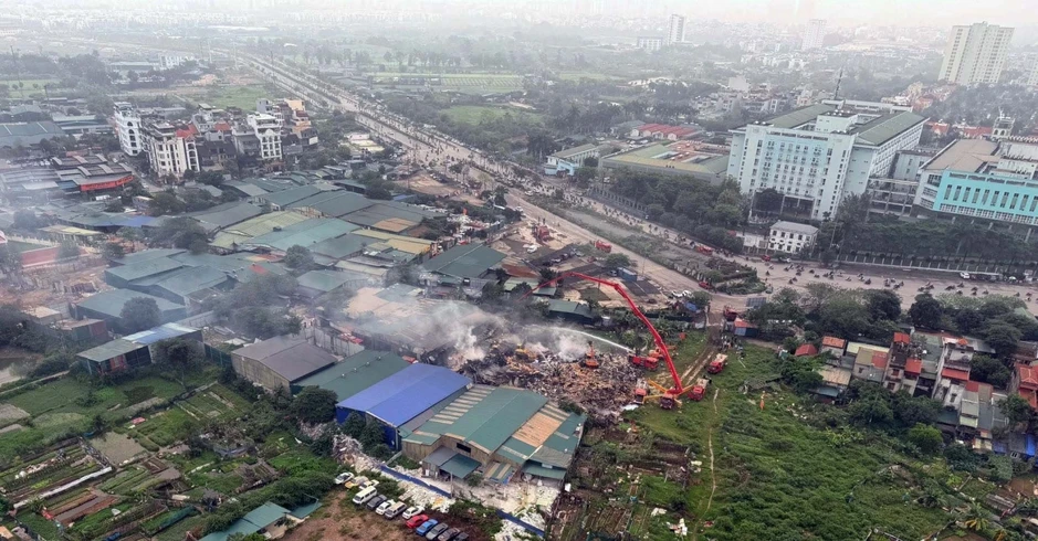 Một người tử vong trong vụ cháy xưởng gỗ 6.000m2 gần viện K Tân Triều
