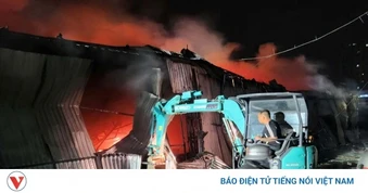 Một người tử vong trong vụ cháy xưởng gỗ 6.000m2 gần viện K Tân Triều