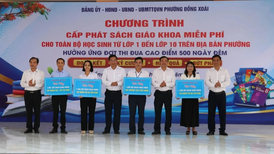 Một phường ở Đồng Nai cấp hơn 5.400 bộ sách giáo khoa miễn phí cho học sinh Một phường ở Đồng Nai cấp hơn 5.400 bộ sách giáo khoa miễn phí cho học sinh