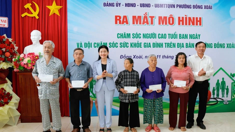 Một phường ở Đồng Nai cấp hơn 5.400 bộ sách giáo khoa miễn phí cho học sinh Một phường ở Đồng Nai cấp hơn 5.400 bộ sách giáo khoa miễn phí cho học sinh