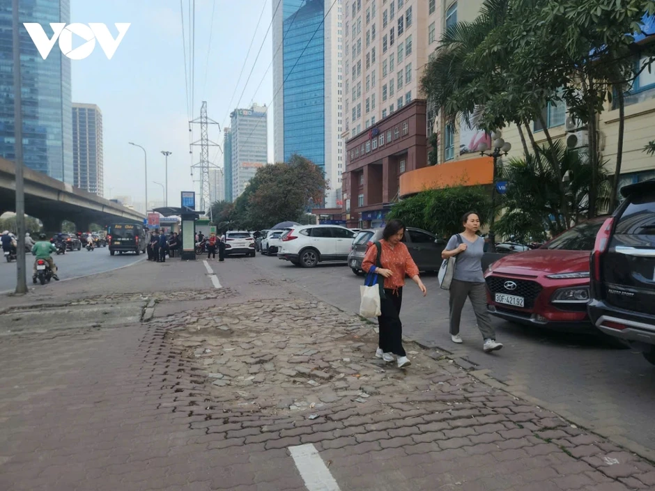 Một số vỉa hè ở Hà Nội xuống cấp nghiêm trọng, tiềm ẩn tai nạn cho người đi bộ Một số vỉa hè ở Hà Nội xuống cấp nghiêm trọng, tiềm ẩn tai nạn cho người đi bộ