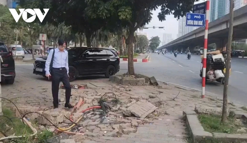Một số vỉa hè ở Hà Nội xuống cấp nghiêm trọng, tiềm ẩn tai nạn cho người đi bộ Một số vỉa hè ở Hà Nội xuống cấp nghiêm trọng, tiềm ẩn tai nạn cho người đi bộ