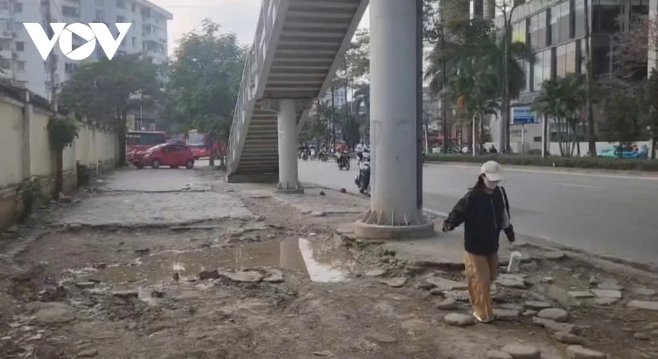 Một số vỉa hè ở Hà Nội xuống cấp nghiêm trọng, tiềm ẩn tai nạn cho người đi bộ Một số vỉa hè ở Hà Nội xuống cấp nghiêm trọng, tiềm ẩn tai nạn cho người đi bộ