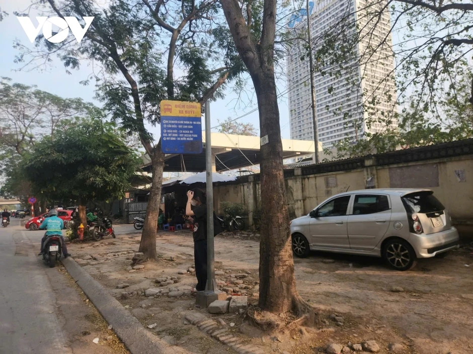 Một số vỉa hè ở Hà Nội xuống cấp nghiêm trọng, tiềm ẩn tai nạn cho người đi bộ Một số vỉa hè ở Hà Nội xuống cấp nghiêm trọng, tiềm ẩn tai nạn cho người đi bộ