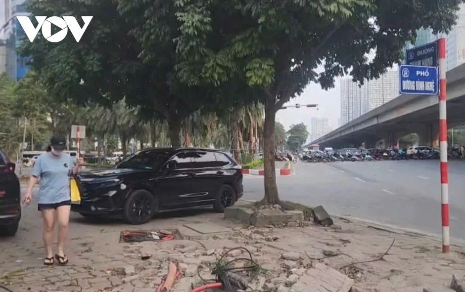 Một số vỉa hè ở Hà Nội xuống cấp nghiêm trọng, tiềm ẩn tai nạn cho người đi bộ Một số vỉa hè ở Hà Nội xuống cấp nghiêm trọng, tiềm ẩn tai nạn cho người đi bộ
