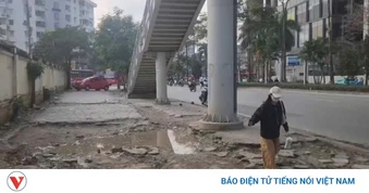 Một số vỉa hè ở Hà Nội xuống cấp nghiêm trọng, tiềm ẩn tai nạn cho người đi bộ