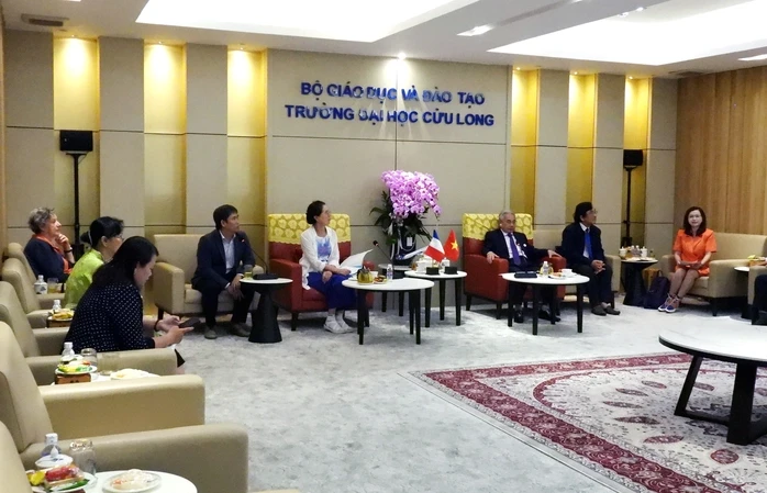 Một trường đại học ở miền Tây hợp tác với đối tác Pháp Một trường đại học ở miền Tây hợp tác với đối tác Pháp