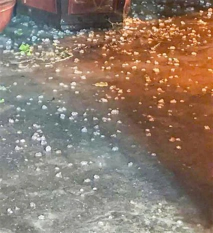 Mưa đá dồn dập đầu tháng 5 ở Bắc Bộ là hiện tượng hiếm gặp và nguy cơ còn tiếp diễn Mưa đá dồn dập đầu tháng 5 ở Bắc Bộ là hiện tượng hiếm gặp và nguy cơ còn tiếp diễn