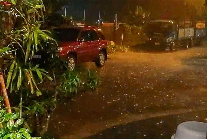 Mưa đá dồn dập đầu tháng 5 ở Bắc Bộ là hiện tượng hiếm gặp và nguy cơ còn tiếp diễn Mưa đá dồn dập đầu tháng 5 ở Bắc Bộ là hiện tượng hiếm gặp và nguy cơ còn tiếp diễn