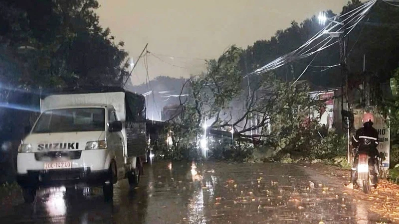 Mưa đá, dông lốc khiến 1 người chết, hơn 1.000 căn nhà tốc mái Mưa đá, dông lốc khiến 1 người chết, hơn 1.000 căn nhà tốc mái