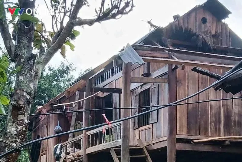 Mưa đá, dông lốc làm 12 người bị thương, gần 2.900 nhà hư hỏng Mưa đá, dông lốc làm 12 người bị thương, gần 2.900 nhà hư hỏng