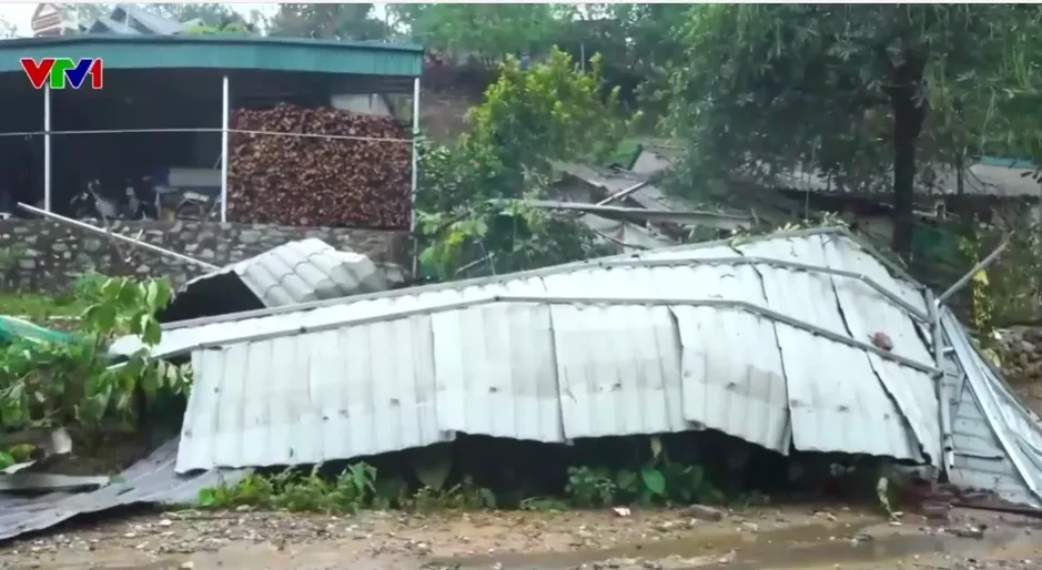 Mưa đá, dông lốc làm hàng trăm nhà dân vùng núi Bắc Bộ hư hỏng, cây trồng thiệt hại
