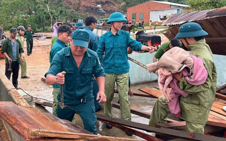 Mưa đá giội xuống Tu Mơ Rông, người dân không dám ra ngoài