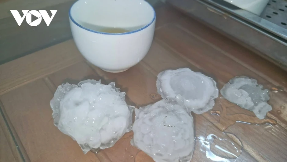 Mưa đá lớn bất ngờ trút xuống Lào Cai, làm 4 người bị thương Mưa đá lớn bất ngờ trút xuống Lào Cai, làm 4 người bị thương