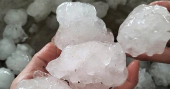 Mưa đá to bằng quả trứng gà ở miền núi Nghệ An