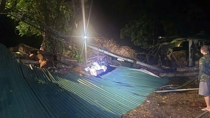 Mưa đá trắng xóa, dông lốc "xé toạc" nhà xưởng ở Thái Nguyên Mưa đá trắng xóa, dông lốc "xé toạc" nhà xưởng ở Thái Nguyên