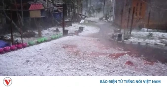 Mưa đá trắng xóa, dông lốc "xé toạc" nhà xưởng ở Thái Nguyên