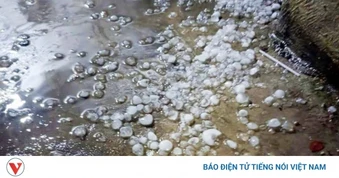 Mưa đá xuất hiện trong đêm tại Hà Nội