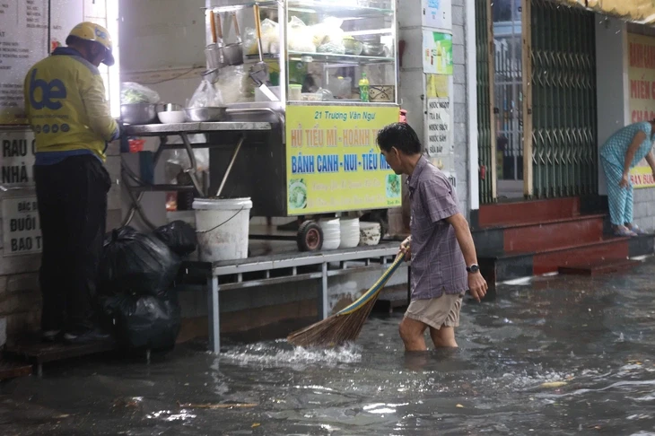 Mưa đầu mùa chợ Thủ Đức ngập, TP.HCM sẽ giải quyết dứt điểm