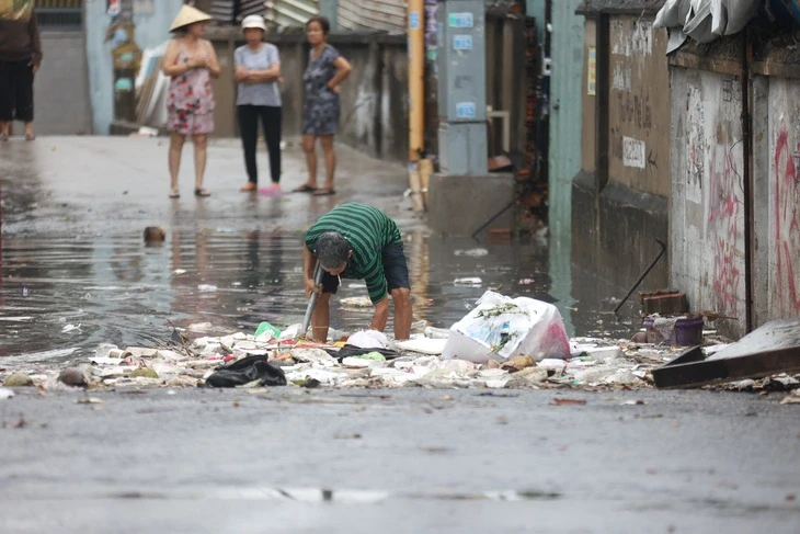 Mưa đầu mùa chợ Thủ Đức ngập, TP.HCM sẽ giải quyết dứt điểm