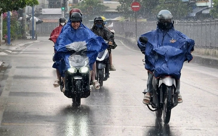 Mưa đầu mùa chợ Thủ Đức ngập, TP.HCM sẽ giải quyết dứt điểm