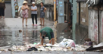Mưa đầu mùa chợ Thủ Đức ngập, TP.HCM sẽ giải quyết dứt điểm