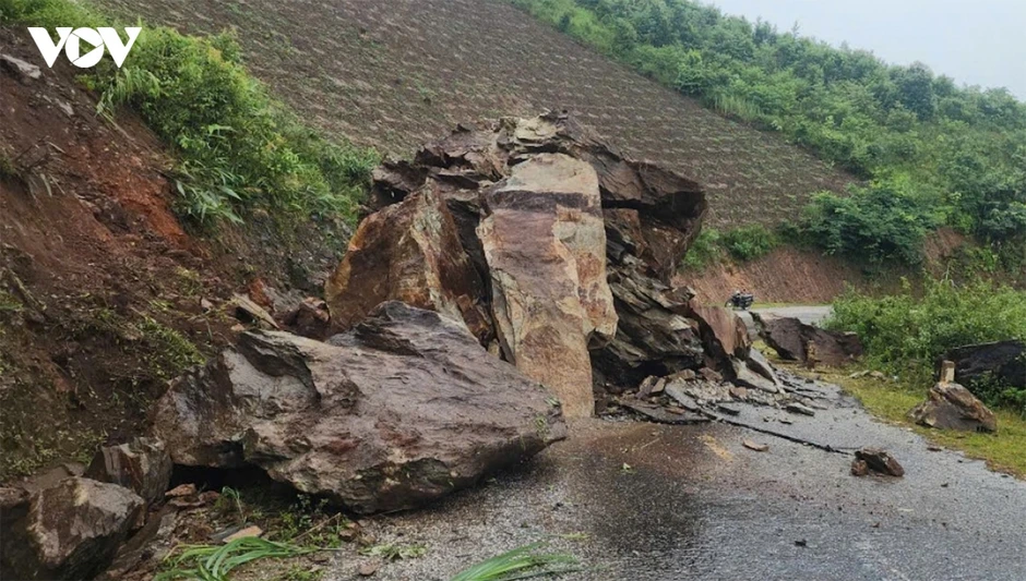 Mưa dồn dập trong đêm, 4 tỉnh miền núi đối mặt nguy cơ lũ quét, sạt lở đất Mưa dồn dập trong đêm, 4 tỉnh miền núi đối mặt nguy cơ lũ quét, sạt lở đất